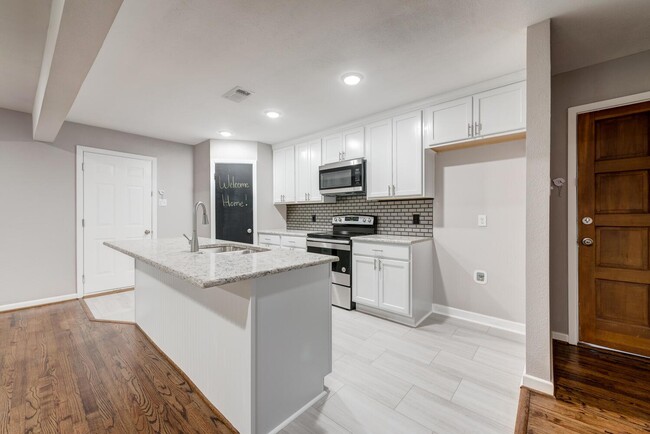Building Photo - 6708 Manor Dr