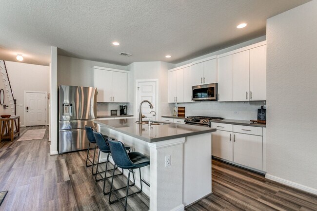 Building Photo - Beautiful Modern 2 story home!