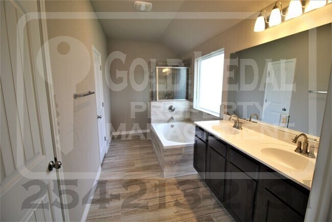 Building Photo - Charming 3-bed, 2-bath home now available ...