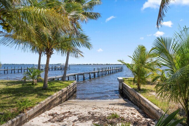 Building Photo - 850 NE Ixora Dr