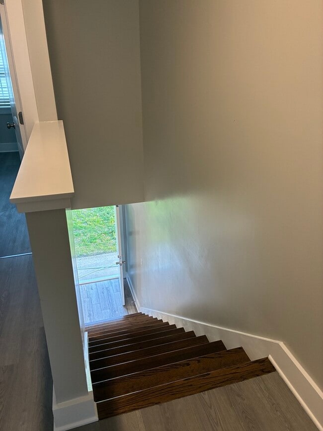 Building Photo - Beautiful 2/1.5 townhouse