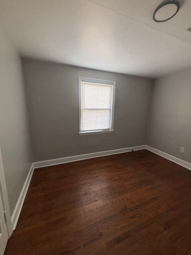 Building Photo - 2 bedroom 1 bathroom house