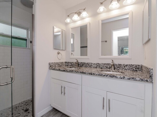 Building Photo - Charming 3-Bedroom, 2-Bathroom Home in South Tampa – Perfect Location!