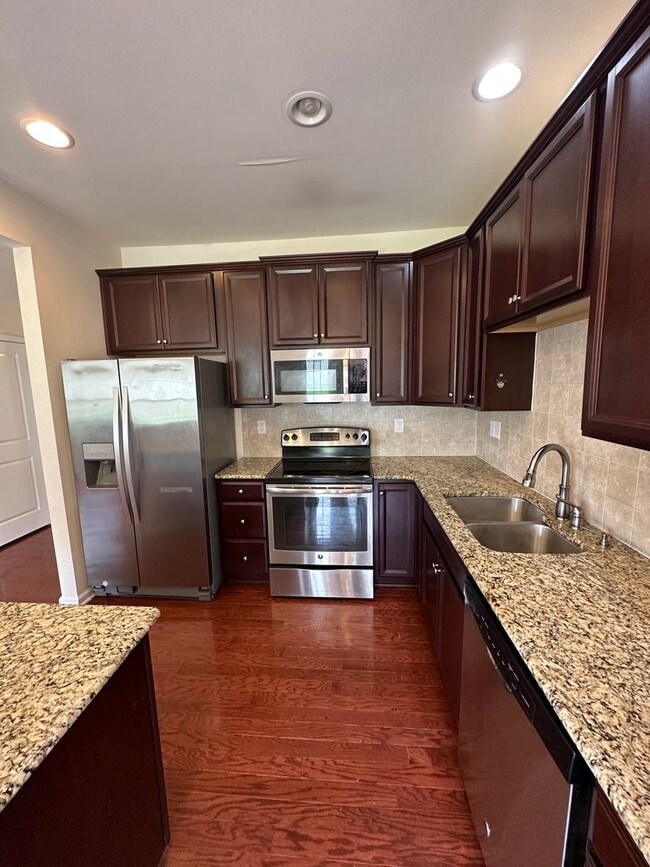 Building Photo - Townhome in Edison Square