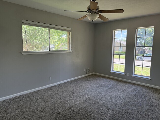 Building Photo - 1833 Skyline Dr