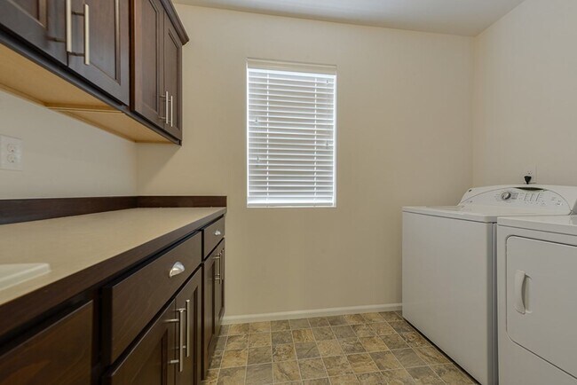 Building Photo - Maple Valley Stunning 5+ Bedroom 2.75 Bath