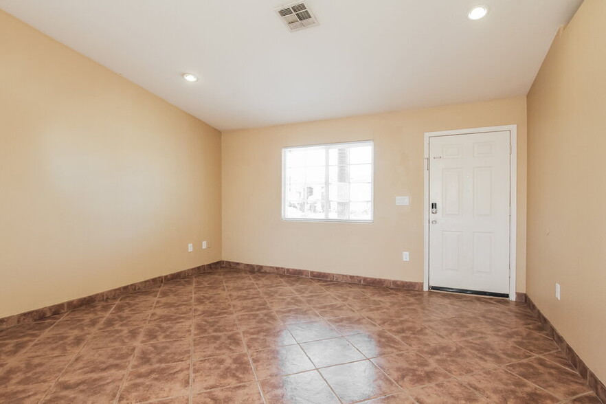 Building Photo - 305 E Gardenia Dr