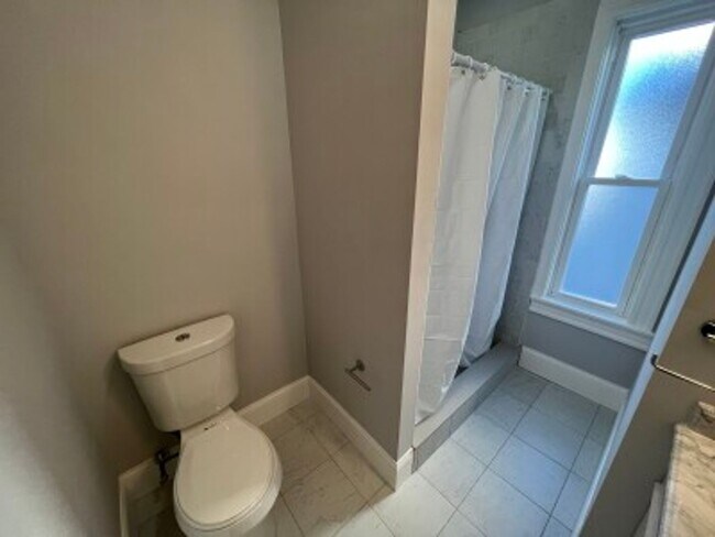 Building Photo - Beautiful Porter/Harvard 2 bedroom apartme...
