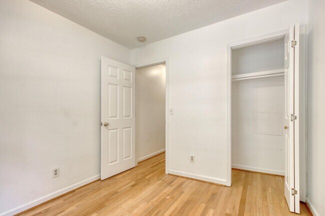 Building Photo - 1028 Duke St