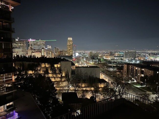 Building Photo - Gorgeous Penthouse in the heart of SLC!!!