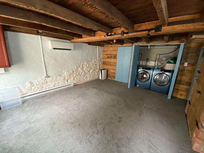 Building Photo - One Bedroom with Private Patio