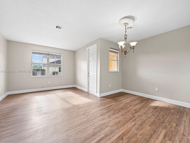 Building Photo - 1049 NE 42nd Pl
