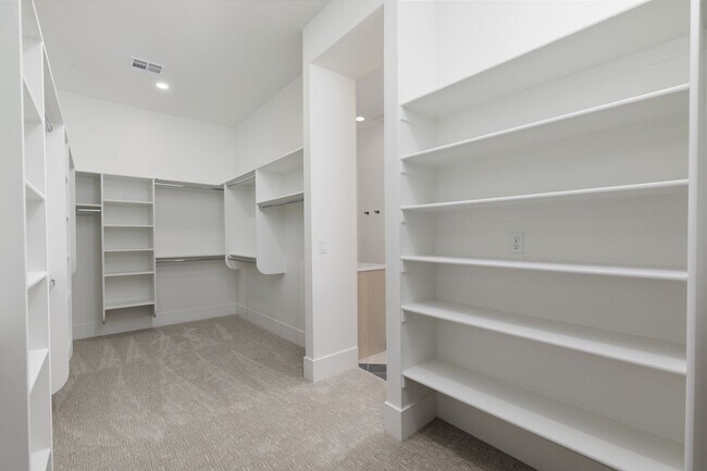 Building Photo - Stunning 5 bed 4 bath with RV Garage