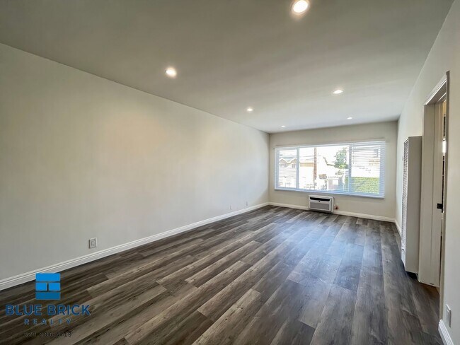 Building Photo - 15352 Vanowen St