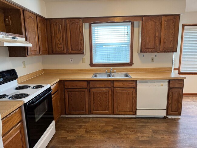 Building Photo - LANDSTOWN MEADOWS