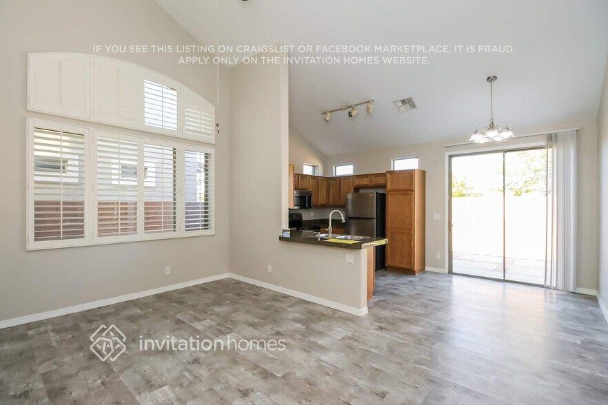 Building Photo - 9912 E Escondido Ave