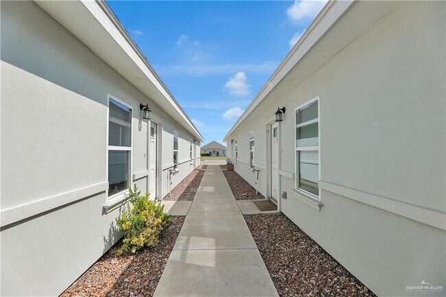 Building Photo - 14 N Winona Dr