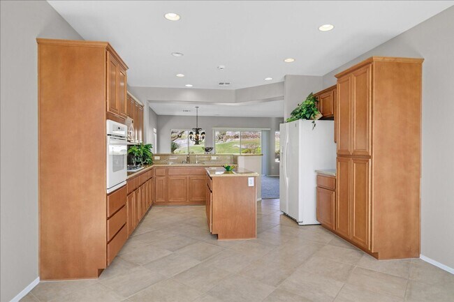 Building Photo - Golf Course Views in Sun City Anthem!  Age...