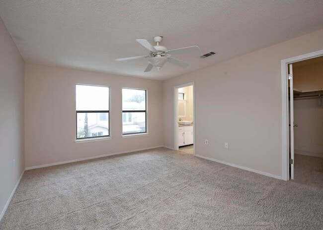 Building Photo - 946 Holbrook Cir