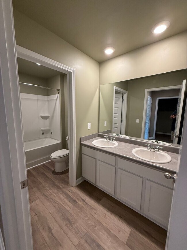 Building Photo - Open concept 4 bed, 2.5 bath home with fen...