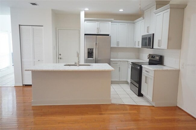 Building Photo - 402 S Willow Ave
