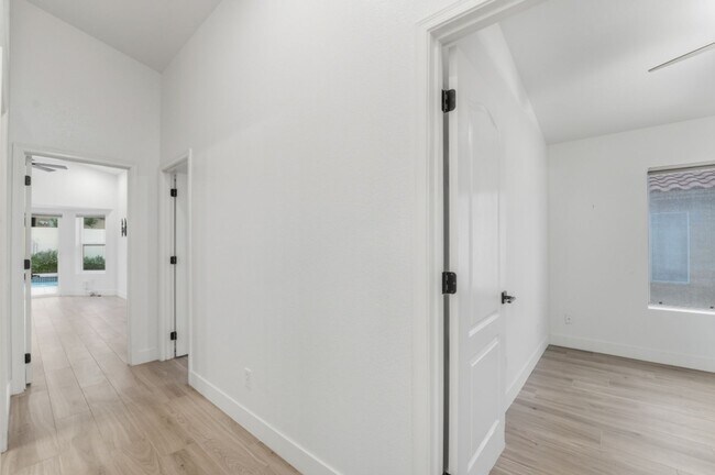 Building Photo - Modern & Spacious 3 Bed 2 Bath Home in Nor...