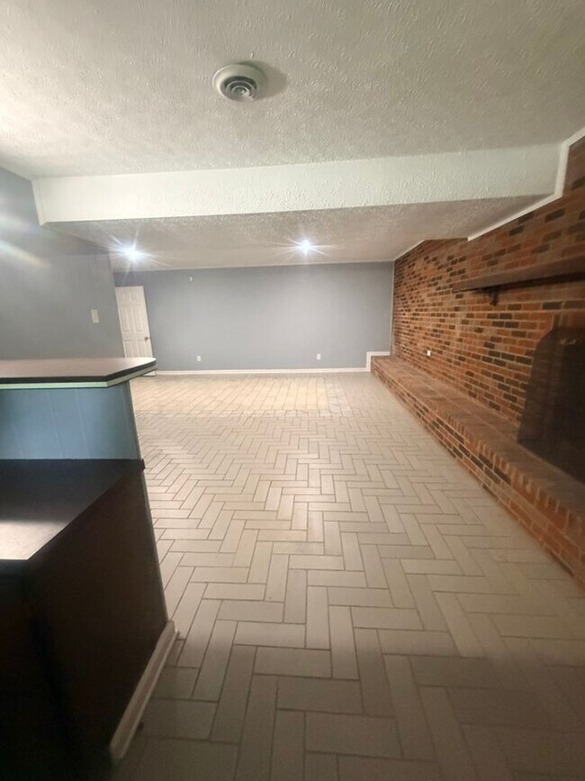 Building Photo - Spacious Maryville City Rental with Finished Basement & Lawn Care Included!