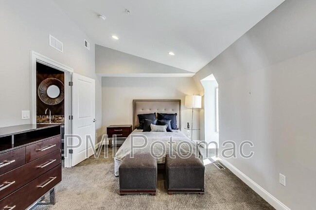 Building Photo - 10821 Symphony Park Dr