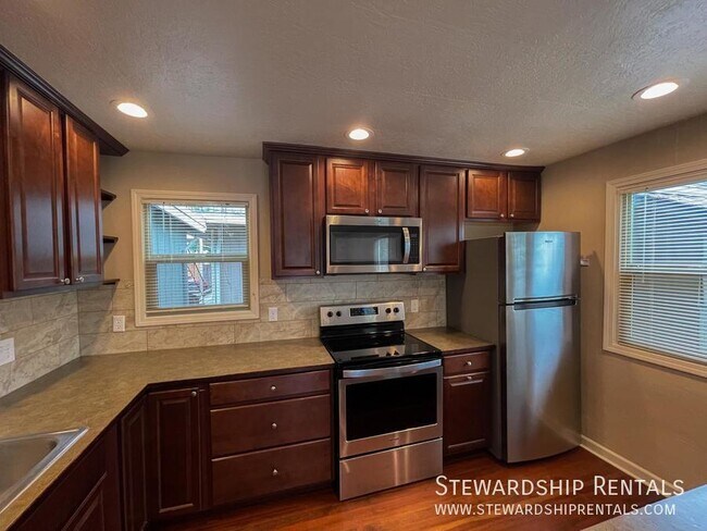 Building Photo - 555 E 18th Ave