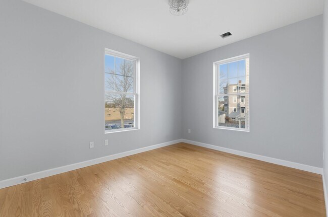 Building Photo - 19 Simon St