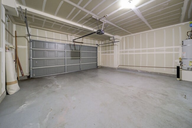 Building Photo - Beautiful 3 Bed/2.5 Bath 2- Story Home