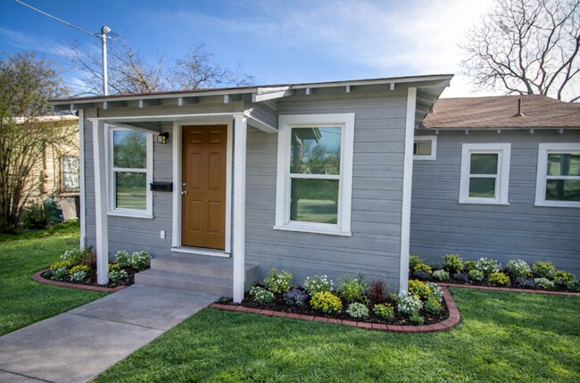 Building Photo - 936 Poinsettia St