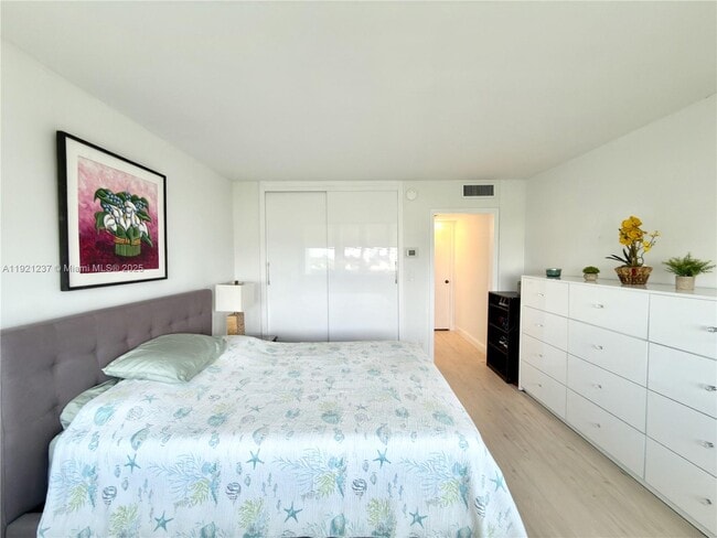 Building Photo - 3140 S Ocean Dr