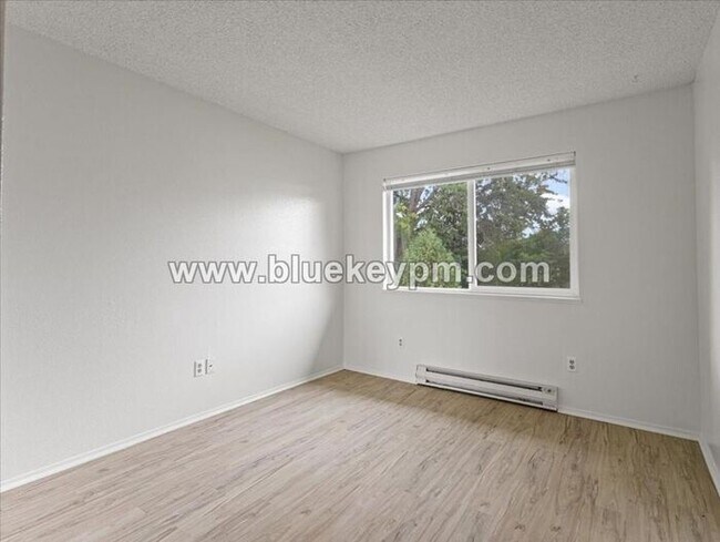 Building Photo - 3 Bed, 1.5 Bath Townhome in Hazel Dell Near Salmon Creek Regional Park