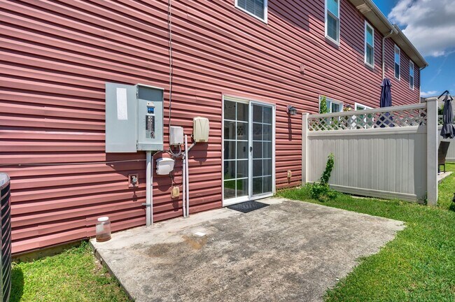 Building Photo - Stunning 3BR/2.5BA Updated Townhome in Pri...