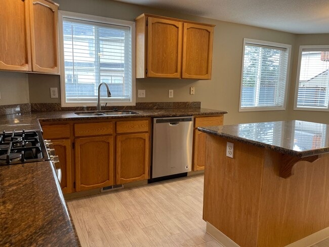 Building Photo - Spacious 5 Bedroom Home! Granite Counters! Pet friendly! Tons of Room for Entertaining!