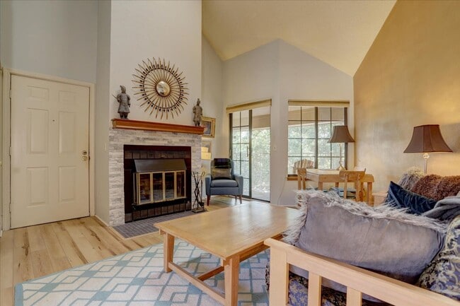 Building Photo - Top Floor FURNISHED 1 Bed/Office/Loft in P...