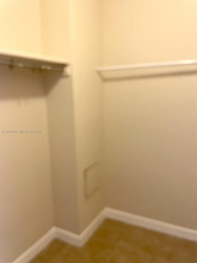 Building Photo - 999 Brickell Bay Dr