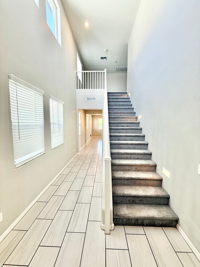Building Photo - Spectacular 4-Bedroom, 2.5 Bathroom Home in Glendale!!