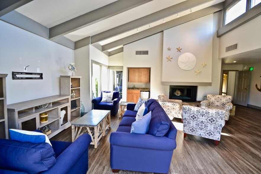 Building Photo - 300 Glenwood Cir