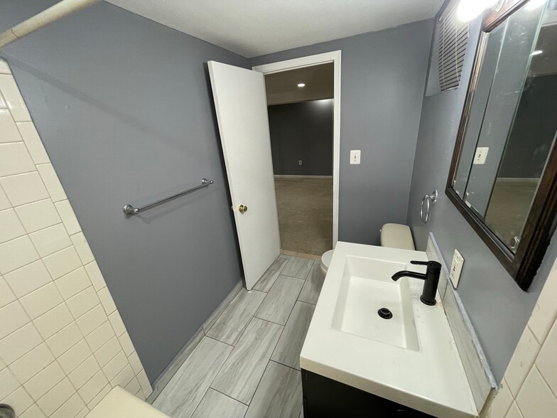 Building Photo - 216 Carnation Ct