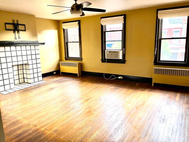 Building Photo - 219 Main St