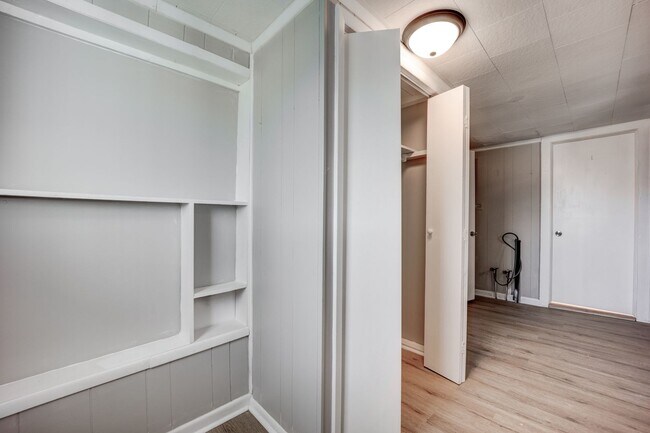 Building Photo - Freshly Updated 3 Bedroom House