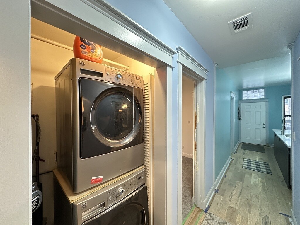 Building Photo - 3243 N Lakewood Ave