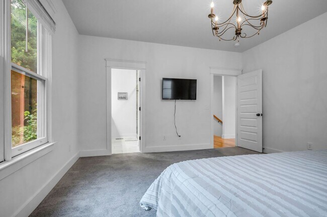 Building Photo - 3-bedroom, 2.5-bath rental home located in Nashville’s vibrant, 12 South!