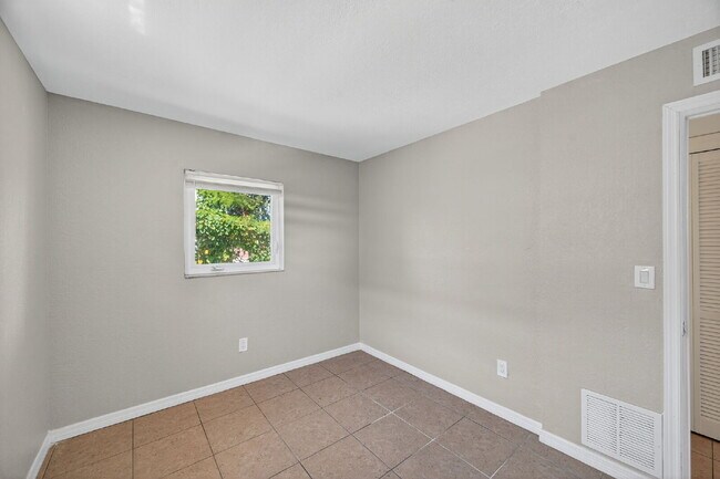 Building Photo - Spacious 2 bed apartment with fenced courtyard, parking, payment plans available for security dep...