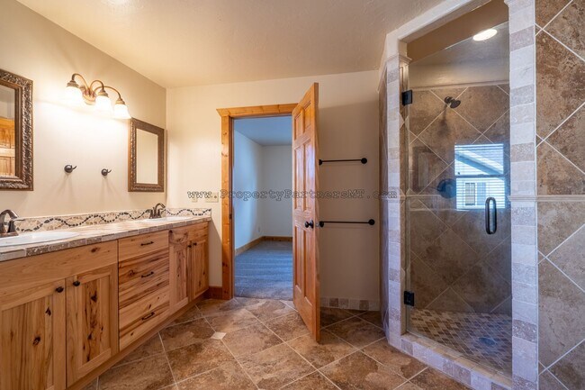 Building Photo - Looking for Air Conditioning? - 4 Bed 2.5 Bath upgraded townhome