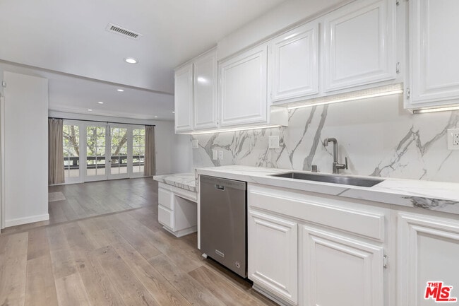 Building Photo - 133 S Oakhurst Dr