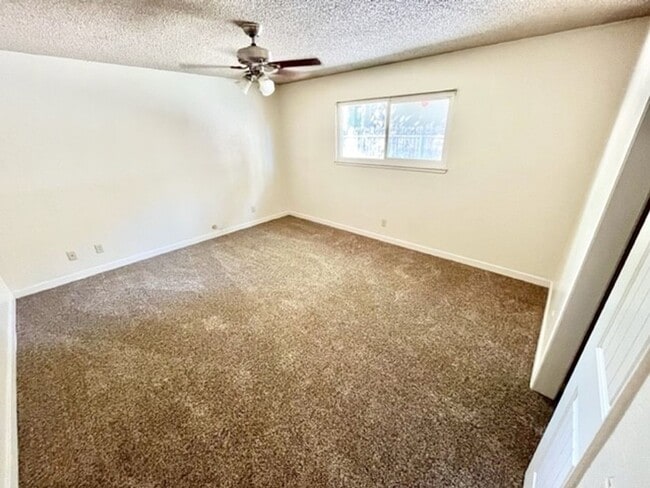 Building Photo - **Pre-Leasing for Summer 2026** Nice home with private front yard