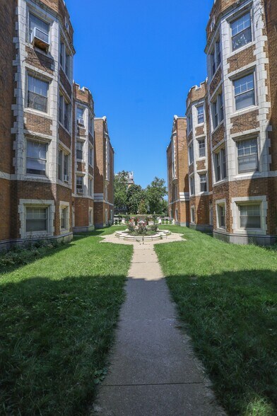 Building Photo - 1039 W North Shore Ave